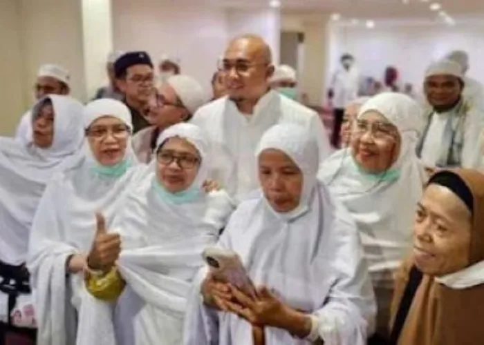 Andre Rosiade Berbagi 400 Paket Makanan untuk Jamaah Haji Asal Sumbar