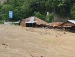 Ngarai Sianok Bukittinggi Banjir, Air Sampai Atap Rumah Warga