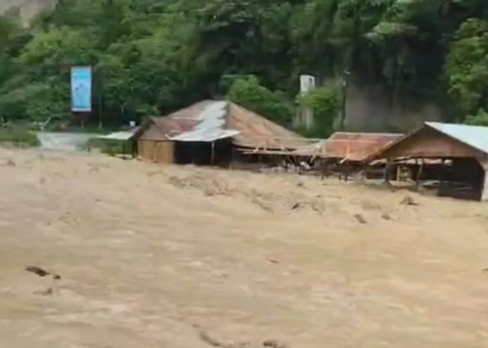 Ngarai Sianok Bukittinggi Banjir, Air Sampai Atap Rumah Warga
