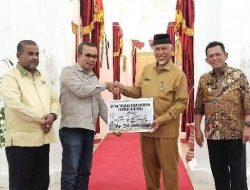 Gubernur Kepri Serahkan Rp 939 Juta Untuk Korban Banjir Bandang Sumbar