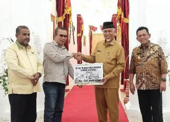 Gubernur Kepri Serahkan Rp 939 Juta Untuk Korban Banjir Bandang Sumbar