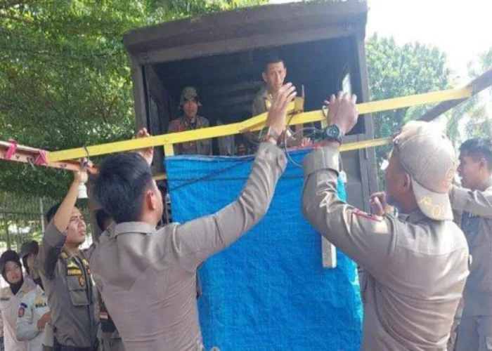 Satpol PP Angkut Gerobak PKL di Padang, Ternyata Ini Alasannya!