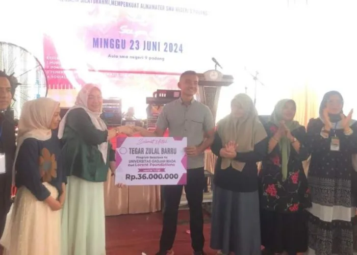 Terpilih Sebagai Ketum IKA SMANSE, Sovia Lorent Serahkan Beasiswa Rp36 Juta