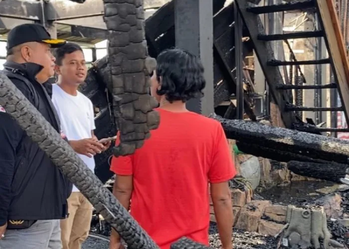 Verry Mulyadi Tinjau Kebakaran di Dadok Tunggul Hitam