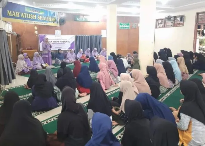 Salimah Tebar Jilbab Nasional di Panti Asuhan Tri Murni