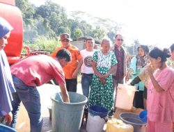 Dampak Kemarau, BPBD Padang Bagikan Air Bersih ke Warga Pengambiran