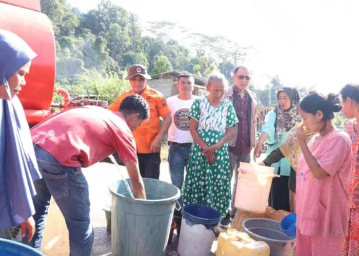Dampak Kemarau, BPBD Padang Bagikan Air Bersih ke Warga Pengambiran