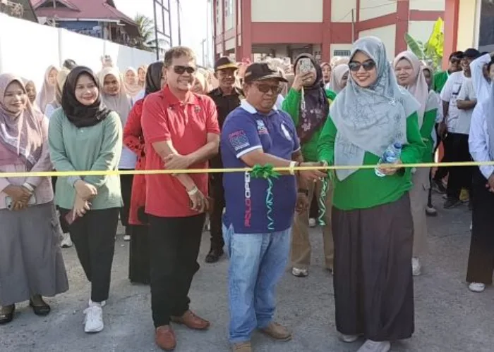 Hadiri Dies Natalis 19, Camat Amrizal Rengganis Lepas Jalan Santai STIFARM