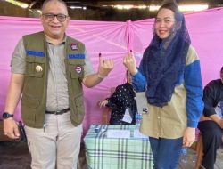 Pj. Wako Andree Bersama Istri Lakukan Pencoblosan PSU DPD RI di Rimbo Kaluang