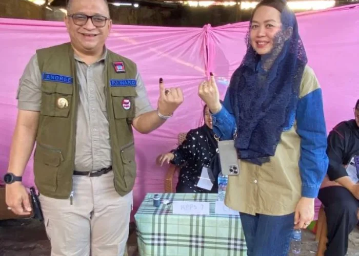 Pj. Wako Andree Bersama Istri Lakukan Pencoblosan PSU DPD RI di Rimbo Kaluang