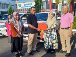 Bupati Rusma Yul Anwar Serahkan 9 Ambulance Puskesmas