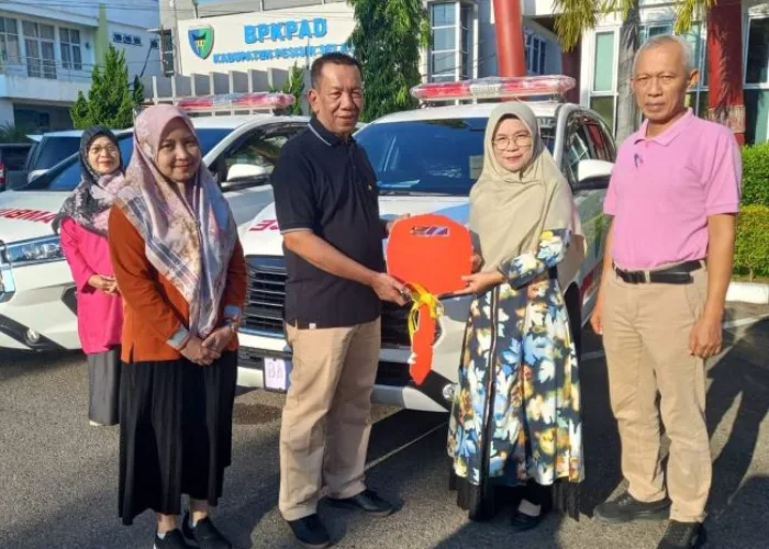 Bupati Rusma Yul Anwar Serahkan 9 Ambulance Puskesmas