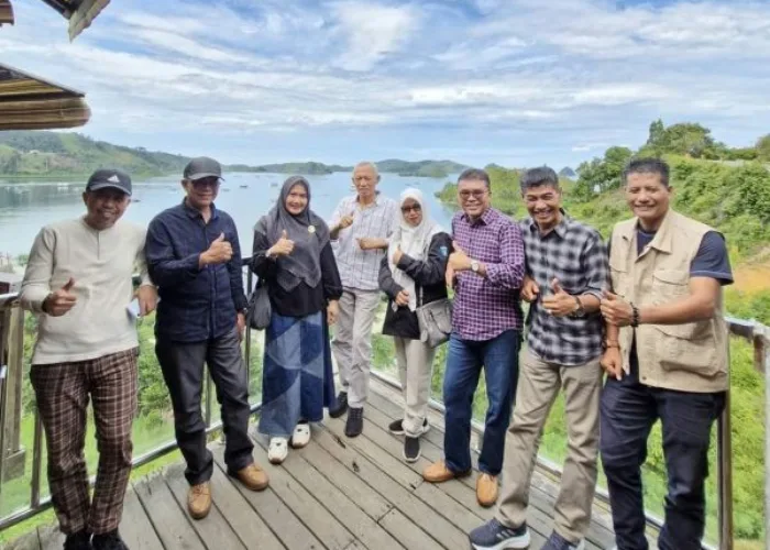 Tiga Profesor UTM Kagumi Keelokan Pesona Alam Pesisir Selatan