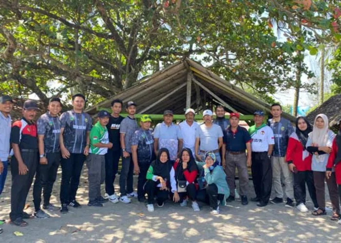 Guru PJOK SD/MI Padang Panjang Gelar Syukuran Purna Bakti di Pantai Tiram