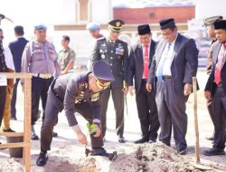 Pemkab Padang Pariaman Tanam 250 Pohon Katapang di HUT Bhayangkara ke-78