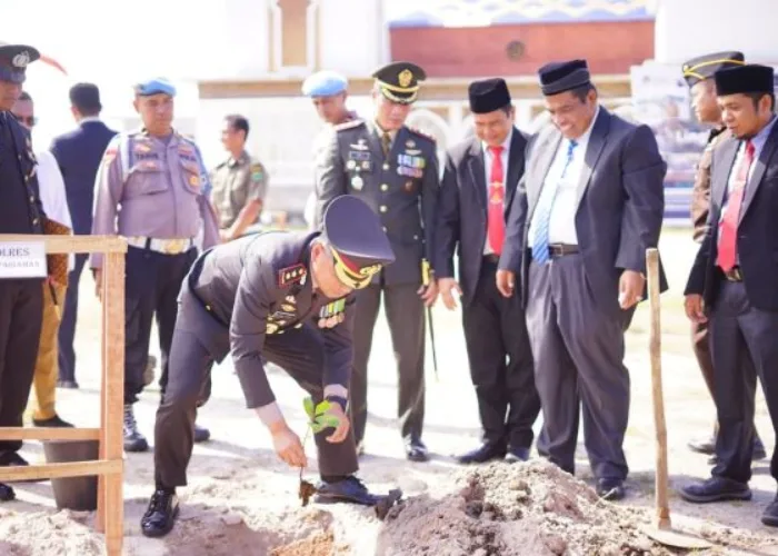 Pemkab Padang Pariaman Tanam 250 Pohon Katapang di HUT Bhayangkara ke-78