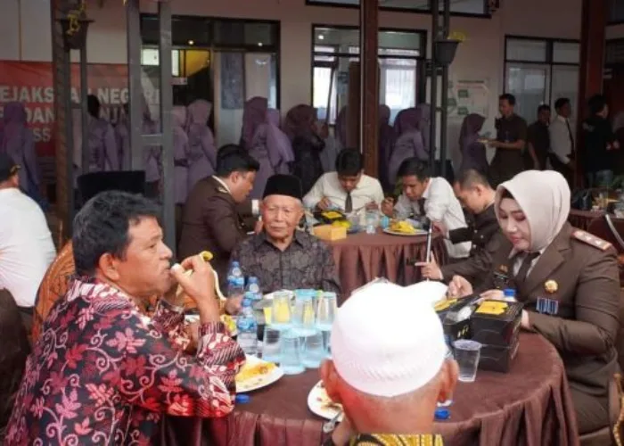 Peringatan HBA ke-64, Kejari Padang Panjang Berikan Tali Asih Purnaja