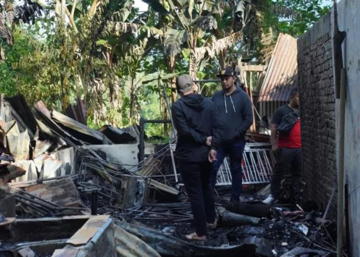 Kebakaran Hanguskan Rumah di Tanah Hitam, Pj Wako Sonny Serahkan Bantuan