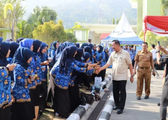 Bupati Rusma Yul Anwar Serahkan Ribuan SK P3K