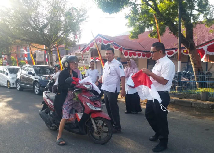 Diskominfo Pesisir Selatan Semarakkan HUT RI ke-79 dengan Bagikan Bendera Merah Putih