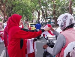 Bertekad Merah Putihkan Padang, Disnakerin Bagikan Bendera