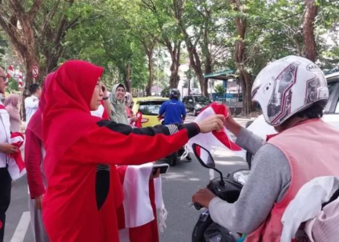 Bertekad Merah Putihkan Padang, Disnakerin Bagikan Bendera