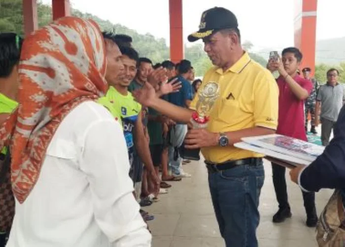 Ribuan Orang Saksikan Final Turnamen Selaju Sampan Kabupaten Pesisir Selatan