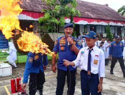 Satpol PP Damkar Simulasikan Bahaya Kebakaran di SMP N 1 Padang Panjang