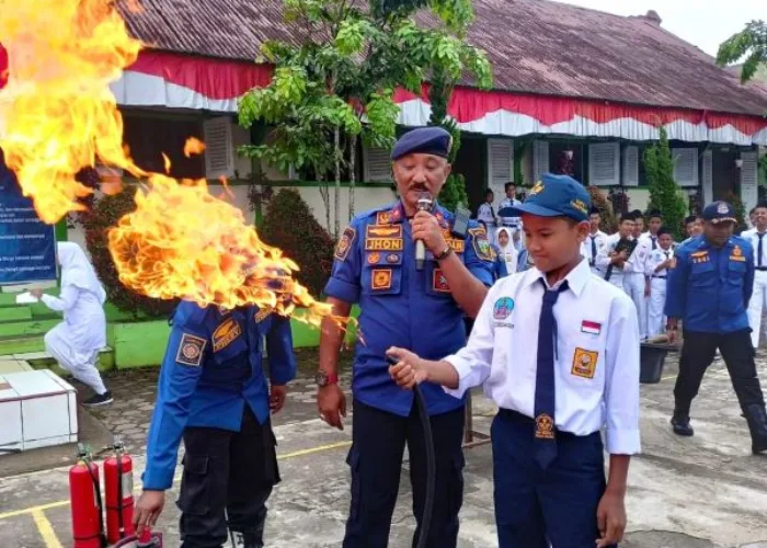 Satpol PP Damkar Simulasikan Bahaya Kebakaran di SMP N 1 Padang Panjang