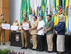 Pemko Berhasil Kendalikan Inflasi, Mendagri Tito Serahkan DIF Rp5,4 Miliar ke Pj Wako Sonny