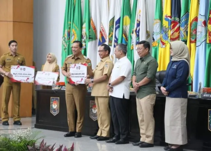 Pemko Berhasil Kendalikan Inflasi, Mendagri Tito Serahkan DIF Rp5,4 Miliar ke Pj Wako Sonny