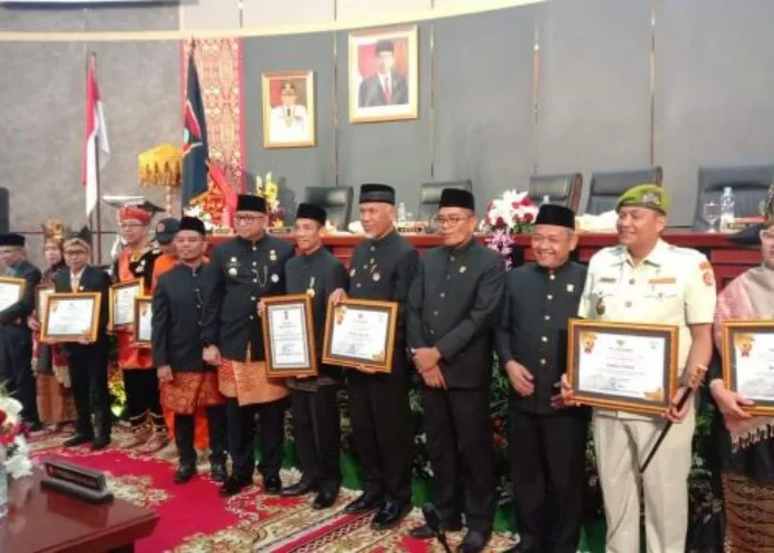 Termasuk Gubernur, Berikut 12 Tokoh Kehormatan Penerima Pin Emas HJK Padang