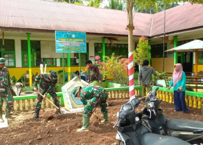 Peduli Kebersihan Lingkungan Sekolah, Satgas TMMD Goro di SDN 18 Lagan Mudiak