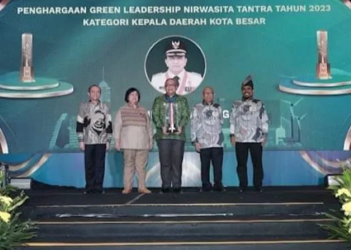 Penjabat Walikota Andree Terima Penghargaan Green Leadership Nirwasita Tantra