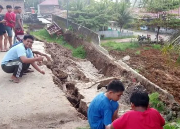 Tanah Amblas di Rindang Alam Ancam Tiga Rumah Warga
