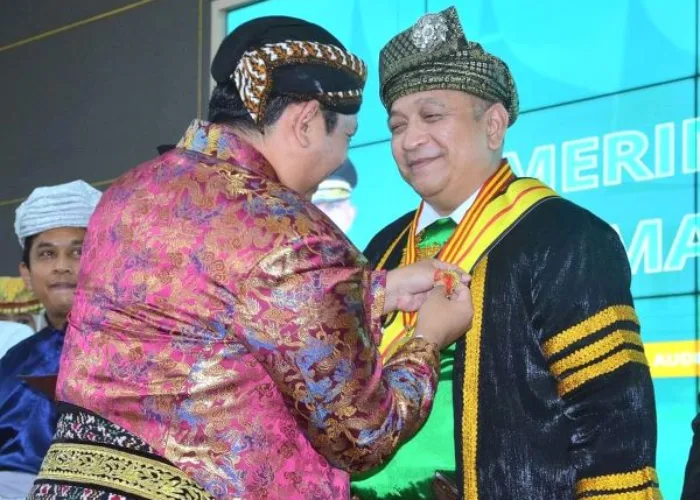 Pj Wako Padang Terima Anugerah Gelar Kepangeranan dari KGPAA Mangku Alam II