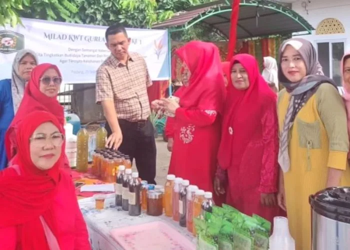 Camat Lubuk Begalung Apresiasi KWT Gurlaw Peduli Optimalkan Produksi Eco Enzim