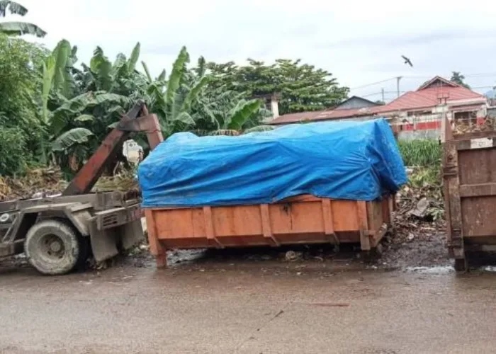 Respon Keluhan Warga, Bak Truk Pengangkut Sampah Sudah Dibungkus Terpal