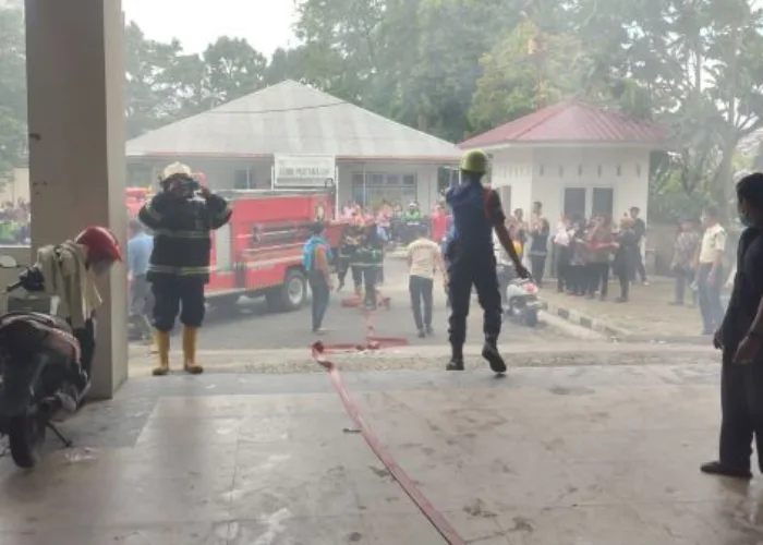 Gudang Penyimpanan Barang Hotel UNP Terbakar, Damkar Kota Padang Beraksi Cepat