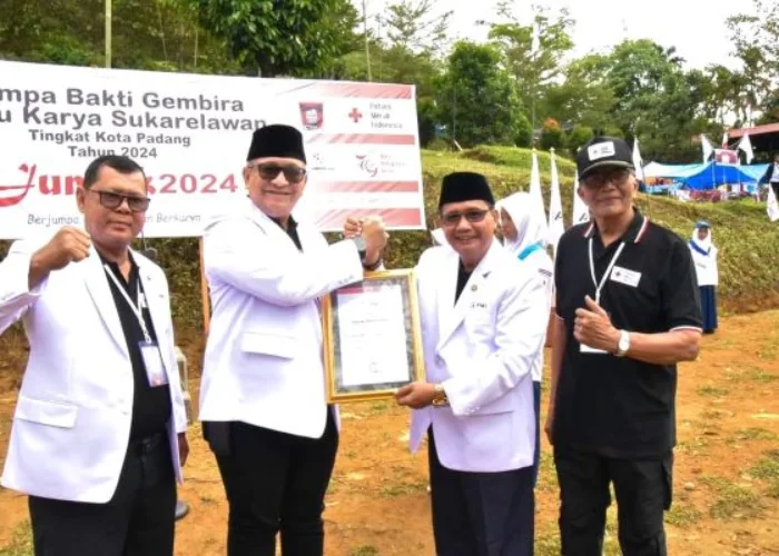 Berjasa Bagi Kemajuan PMI, Pj Wako Andree Terima Penghargaan Lencana Jasa Pratama