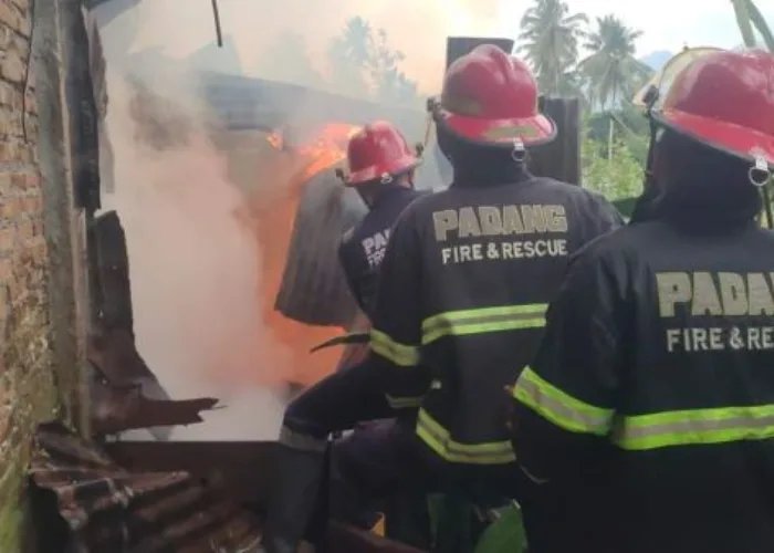 Kebakaran Hebat di Kuranji, Api Lumat Dua Petak Rumah, Kerugian Capai Rp1 Milyar.