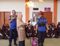 Satpol PP Damkar Bekali Santriwati Cegah Bahaya Kebakaran di Asrama Kauman