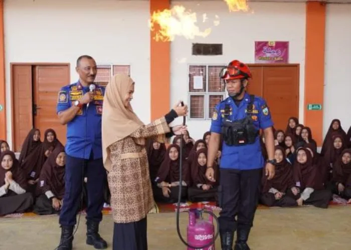 Satpol PP Damkar Bekali Santriwati Cegah Bahaya Kebakaran di Asrama Kauman