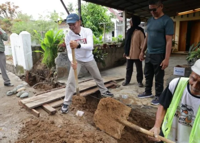 Tinjau Pembangunan Drainase, Warga Gurun Laweh Doakan Hidayat Menangi Pilkada