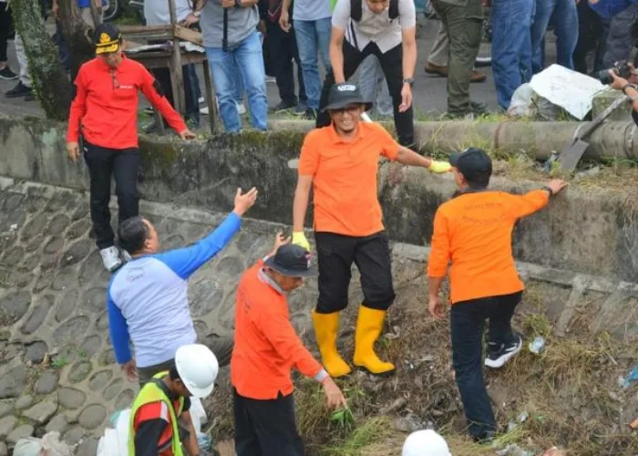Cara Hendri Septa Kelola Sampah, “Padang Bagoro” Bersama Warga Bersihkan Lingkungan