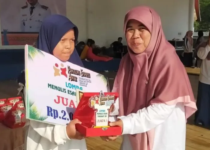 Harumkan Kota Padang, Queen Alexa Valerie Ch Juarai Lomba Menulis Esai se-Sumbar