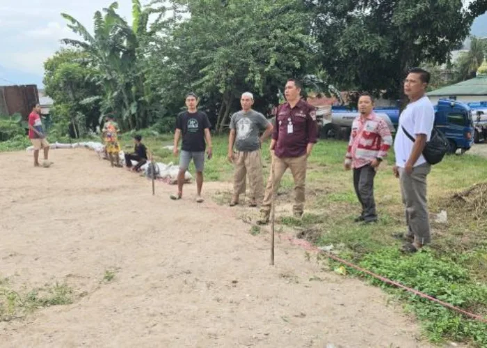 Bina Generasi Muda, Camat Nofiandi Dukung Pemuda PORTAS Bikin Lapangan Sepakbola