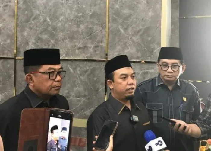 Muharlion Ketua, Mastilizal Aye dan Osman Ayub Wakil Ketua DPRD Kota Padang Definitif