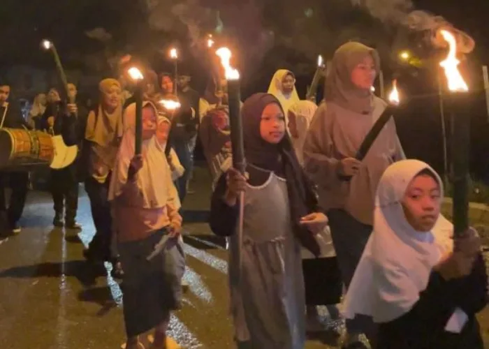 Peringati Maulid Nabi, Warga RT 08 Busur Gelar Pawai Obor