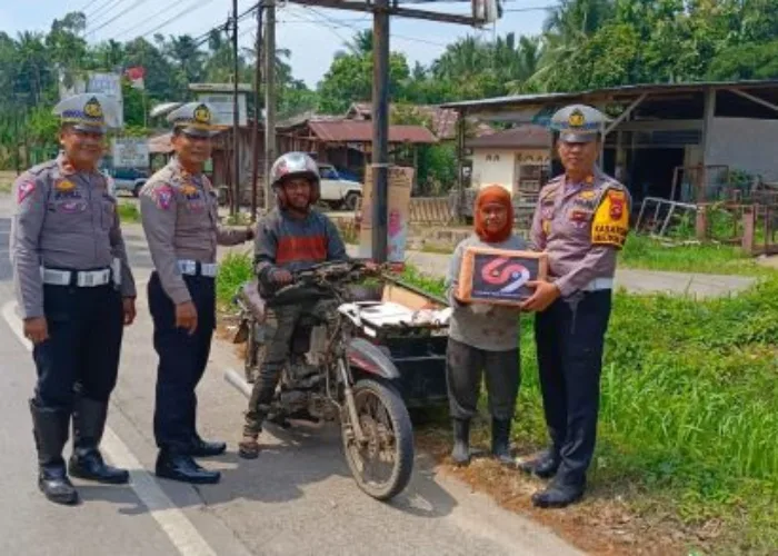 Satlantas Polres Dharmasraya Berikan Sembako pada Warga Kurang Mampu